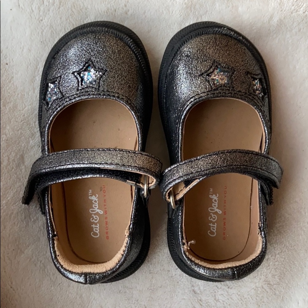 Cute excellent condition black shoes with stars